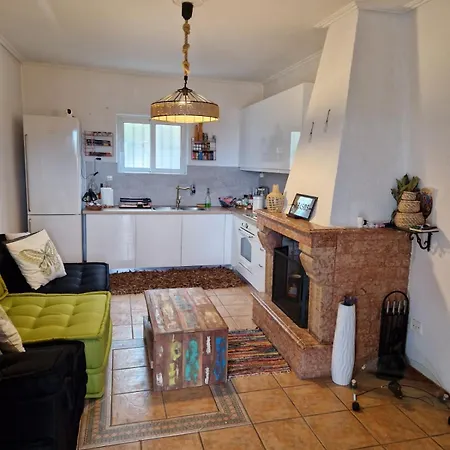 בית נופש Quiet Village Escape With Bbq, Garden *