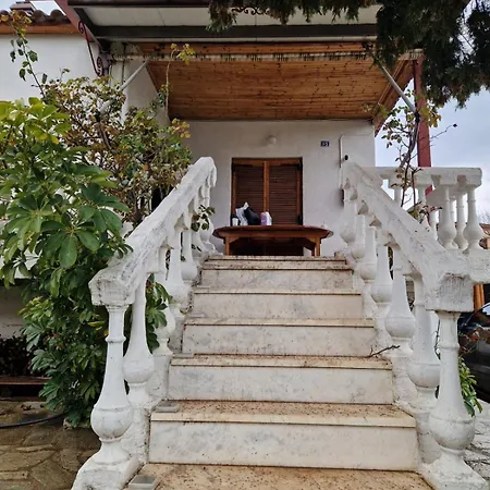 Quiet Village Escape With Bbq, Garden Ipsilantis