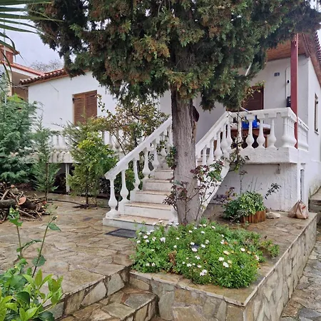 בית נופש Quiet Village Escape With Bbq, Garden *